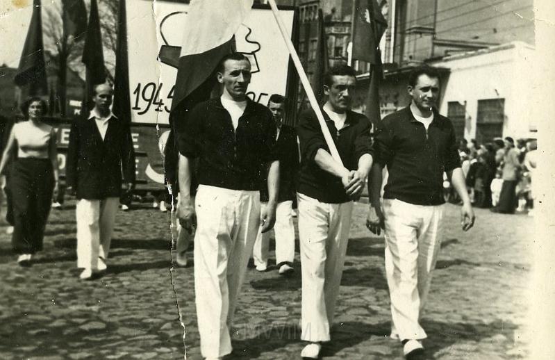 KKE 2300.jpg - Fot. Sportowe. Od lewej: drugi Witold Kołakowski – tata Janusza Kołakowskiego, Od lewej: czwarty pan Lorek, Sparta, 1955 r.